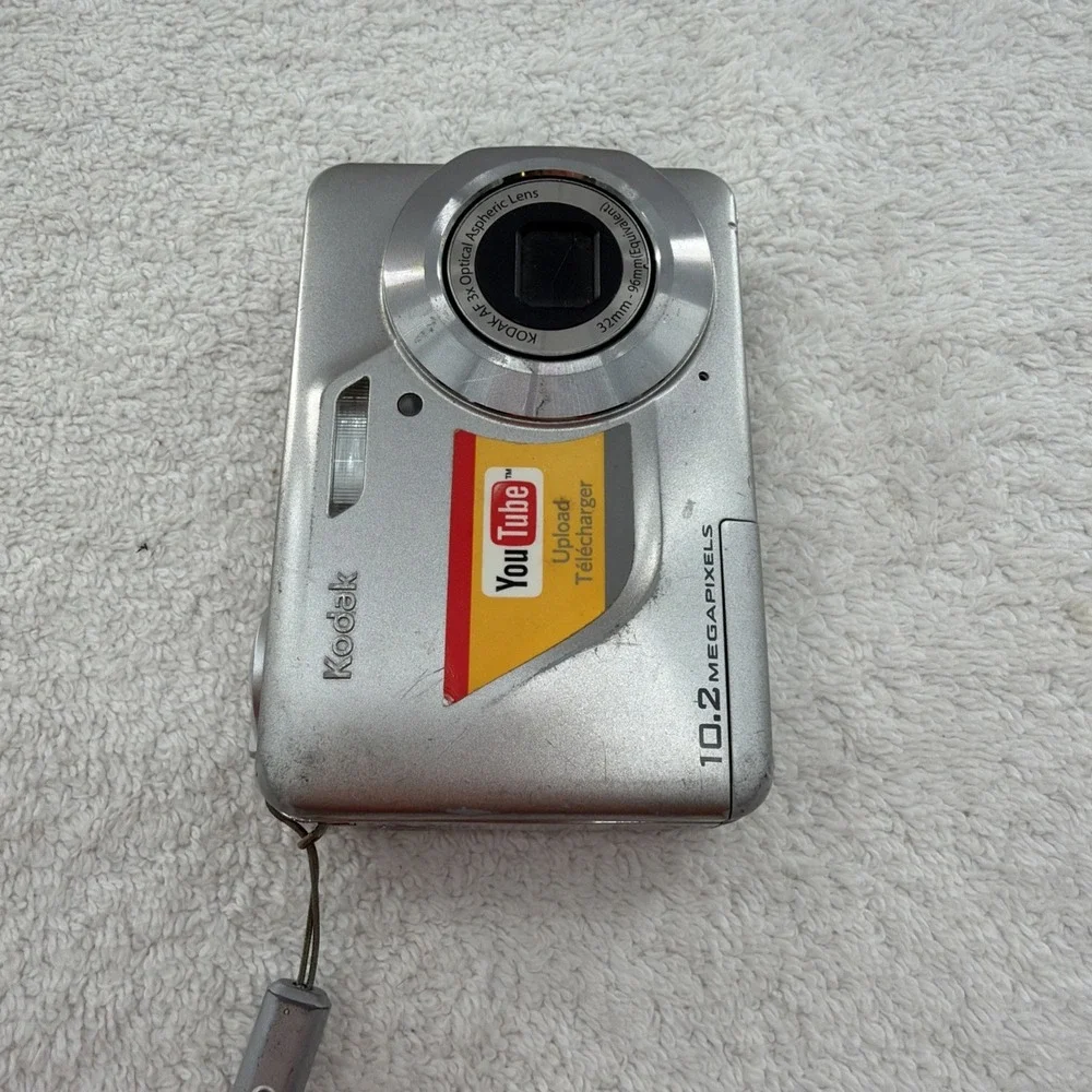 Kodak EasyShare C180 10.2MP Digital Camera - Silver For Parts Screen Has Black